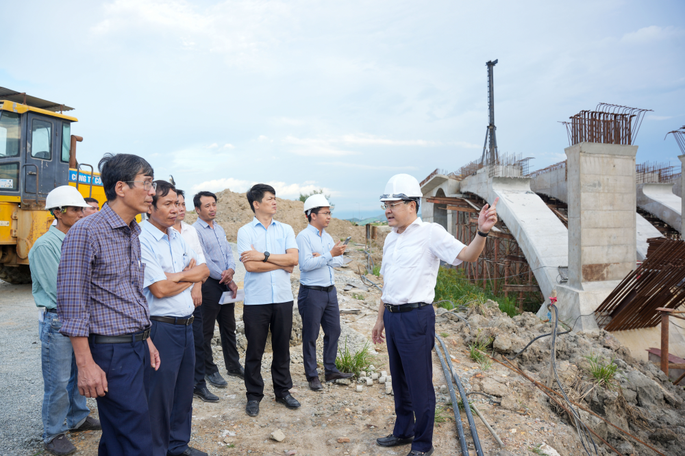 Phó Chủ tịch Thường trực UBND TP Huế Hoàng Hải Minh kiểm tra tiến độ đường Tố Hữu nối dài.