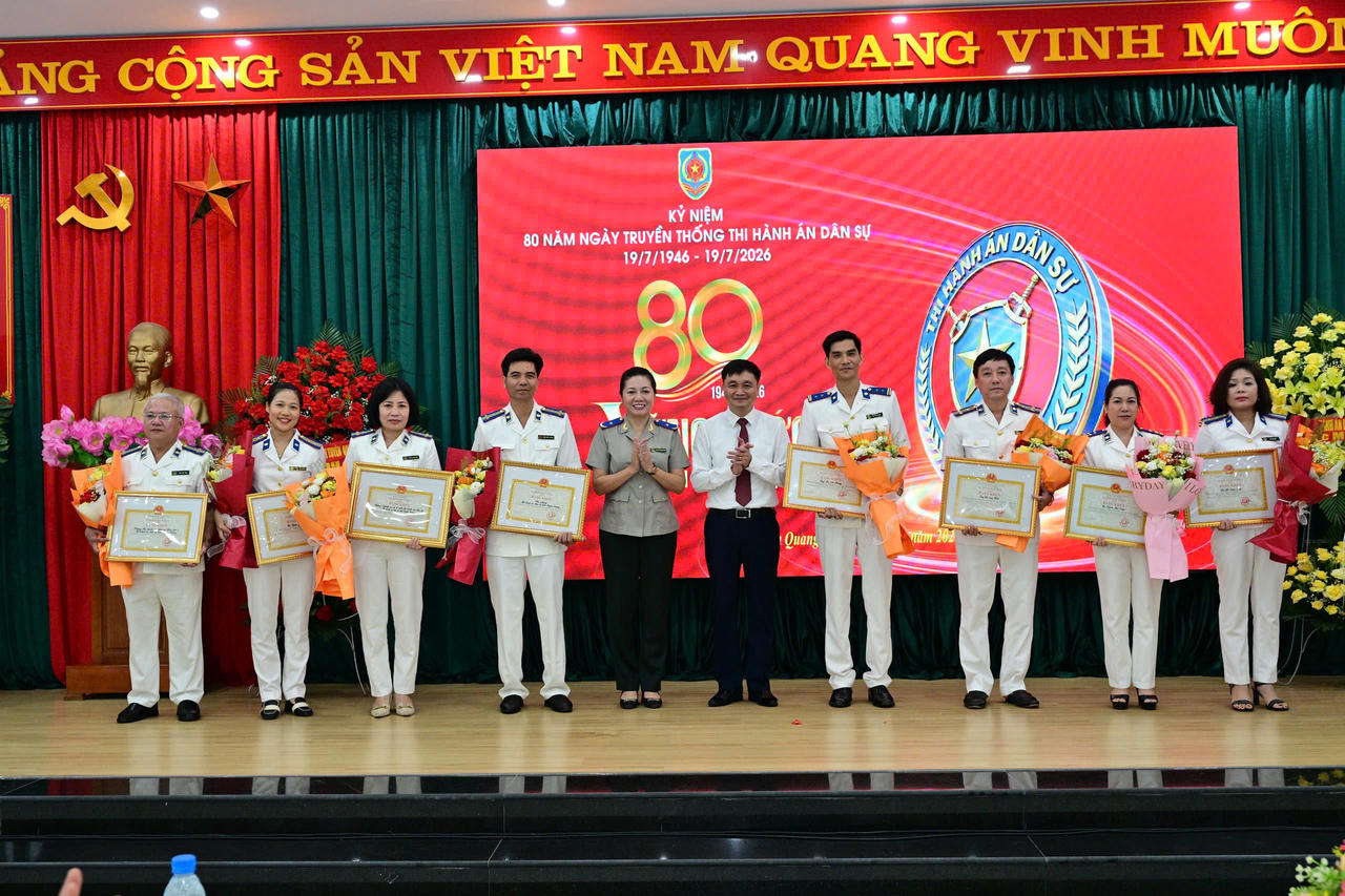 Ông Đỗ Anh Tuấn, Phó Chủ tịch UBND tỉnh Tuyên Quang và bà Trần Thị Phương Hoa, Phó Cục trưởng Cục Thi hành án dân sự trao Bằng khen và danh hiệu “Tập thể lao động xuất sắc” của Bộ trưởng Bộ Tư pháp cho tập thể và cá nhân. (Ảnh: Quang Hoà)