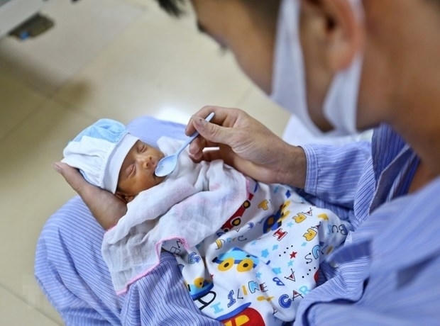 Vợ không đóng BHXH, quân nhân chuyên nghiệp có được nhận trợ cấp thai sản một lần?
