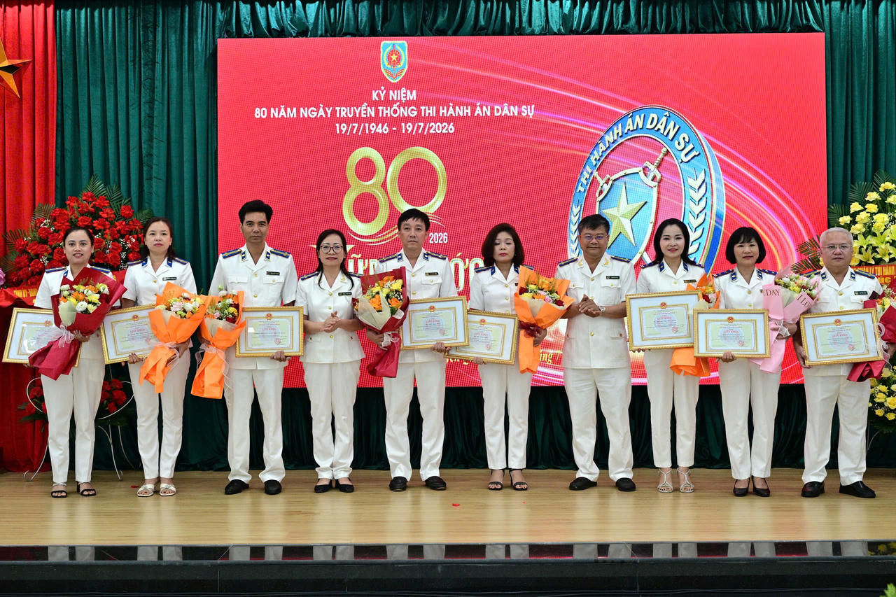 Ông Nguyễn Tuyên, Trưởng THADS tỉnh Tuyên Quang tặng Giấy khen cho các tập thể, cá nhân của Thi hành án dân sự Tuyên Quang. (Quang Hoà)
