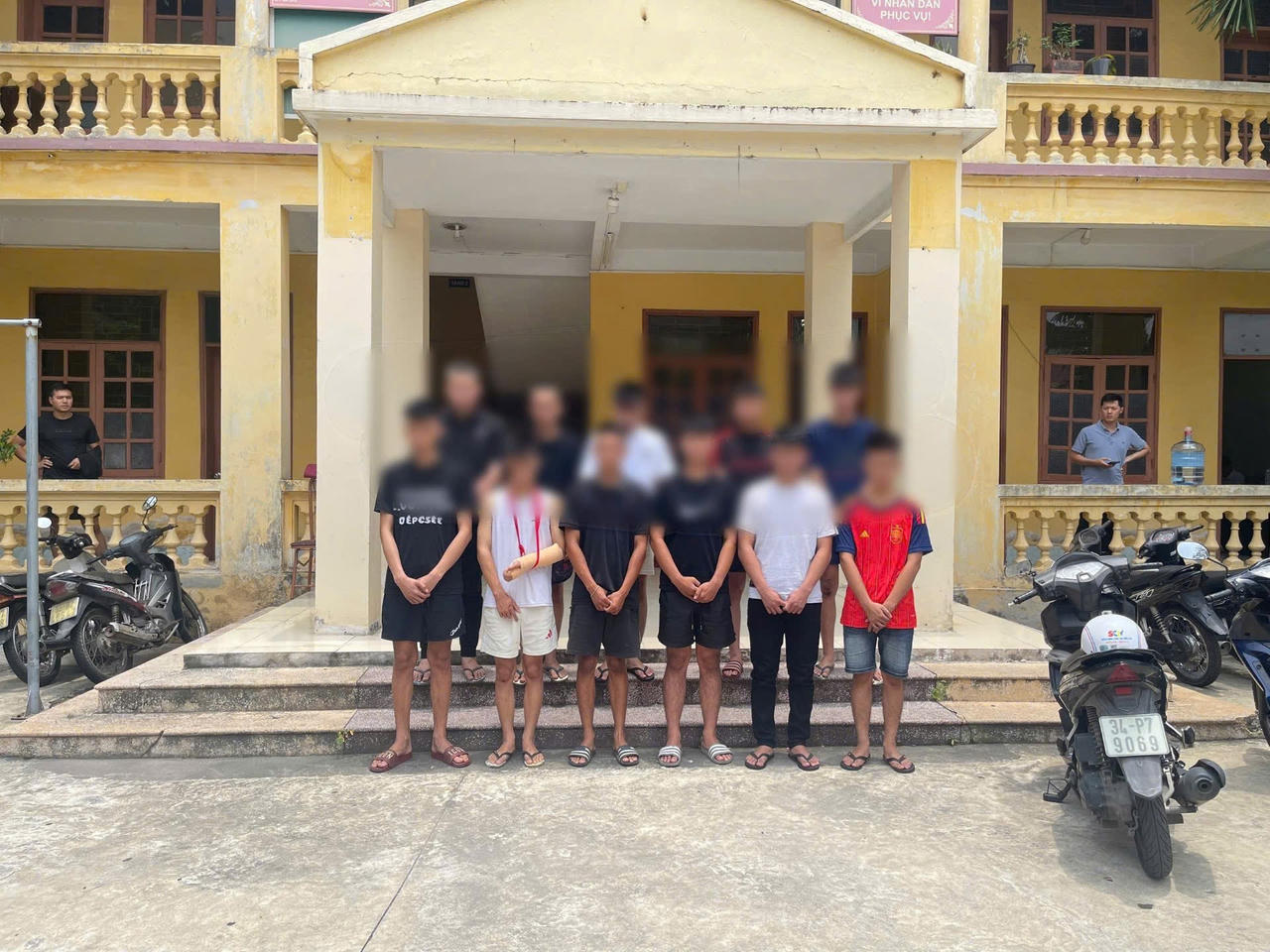 Triệu tập 10 thanh thiếu niên mang hung khí, lạng lách trên đường phố ở Hải Phòng