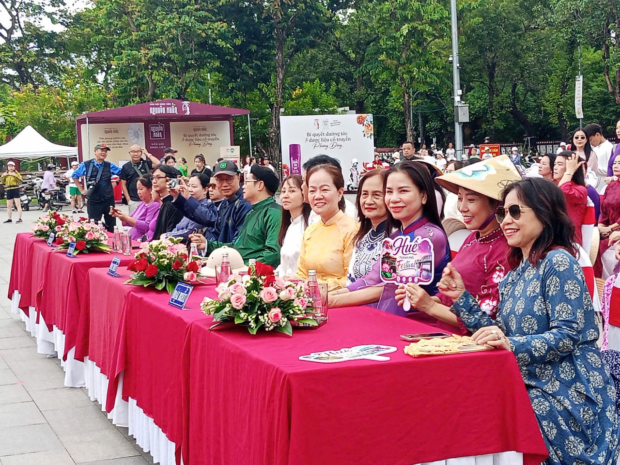 Các đại biểu tham dự chương trình.