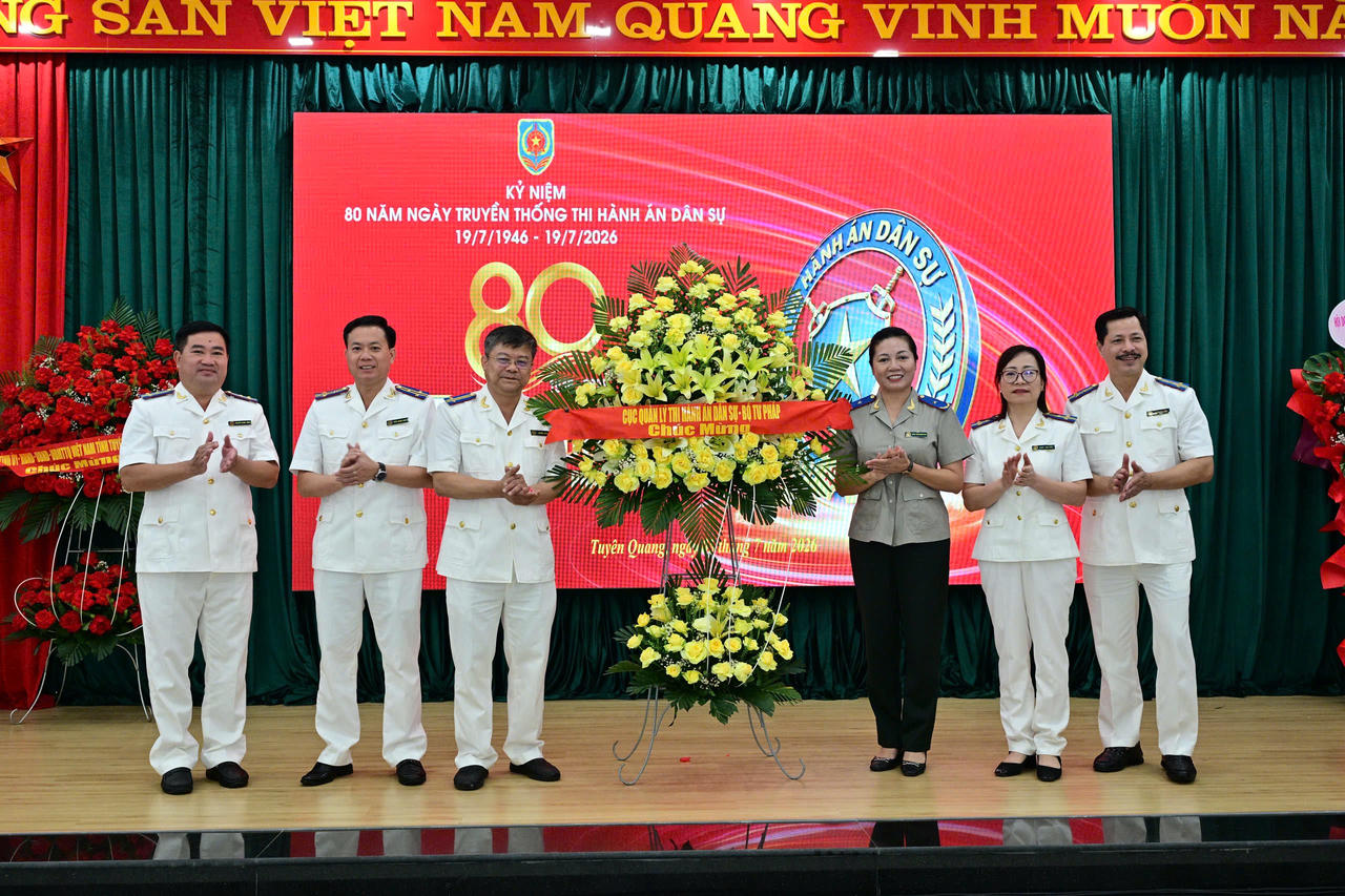 Phó Cục trưởng Cục THADS Trần Thị Phương Hoa tặng hoa chúc mừng THADS tỉnh Tuyên Quang. (Ảnh: Quang Hoà)