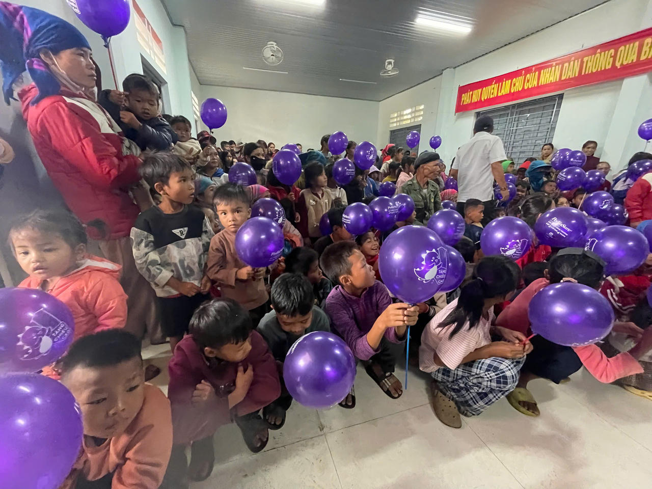 Mang yêu thương đến với đồng bào vùng biên Quảng Trị