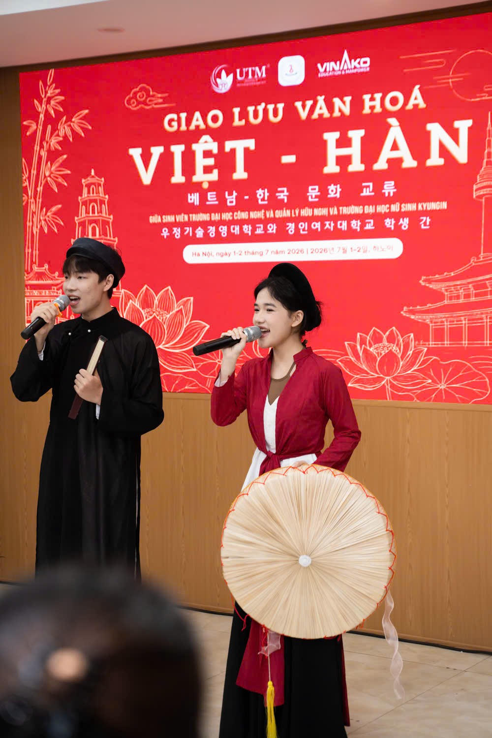 Sinh viên UTM hát dân ca quan họ Bắc Ninh cho sinh viên Hàn Quốc thưởng thức.