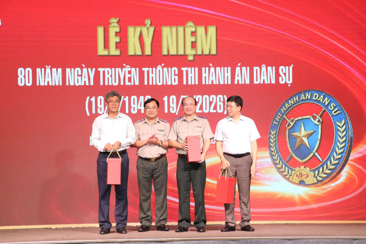 Lãnh đạo THADS Lâm Đồng tặng quà tri ân lãnh đạo tỉnh Lâm Đồng, lãnh đạo Cục Quản lý THADS.
