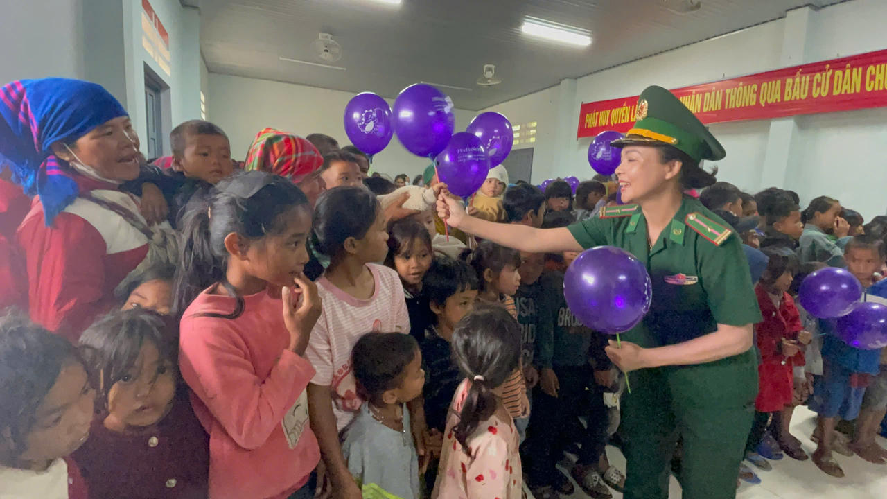 Mang yêu thương đến với đồng bào vùng biên Quảng Trị