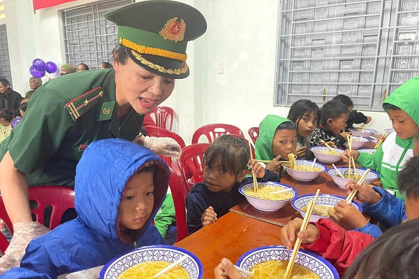 Mang yêu thương đến với đồng bào vùng biên Quảng Trị