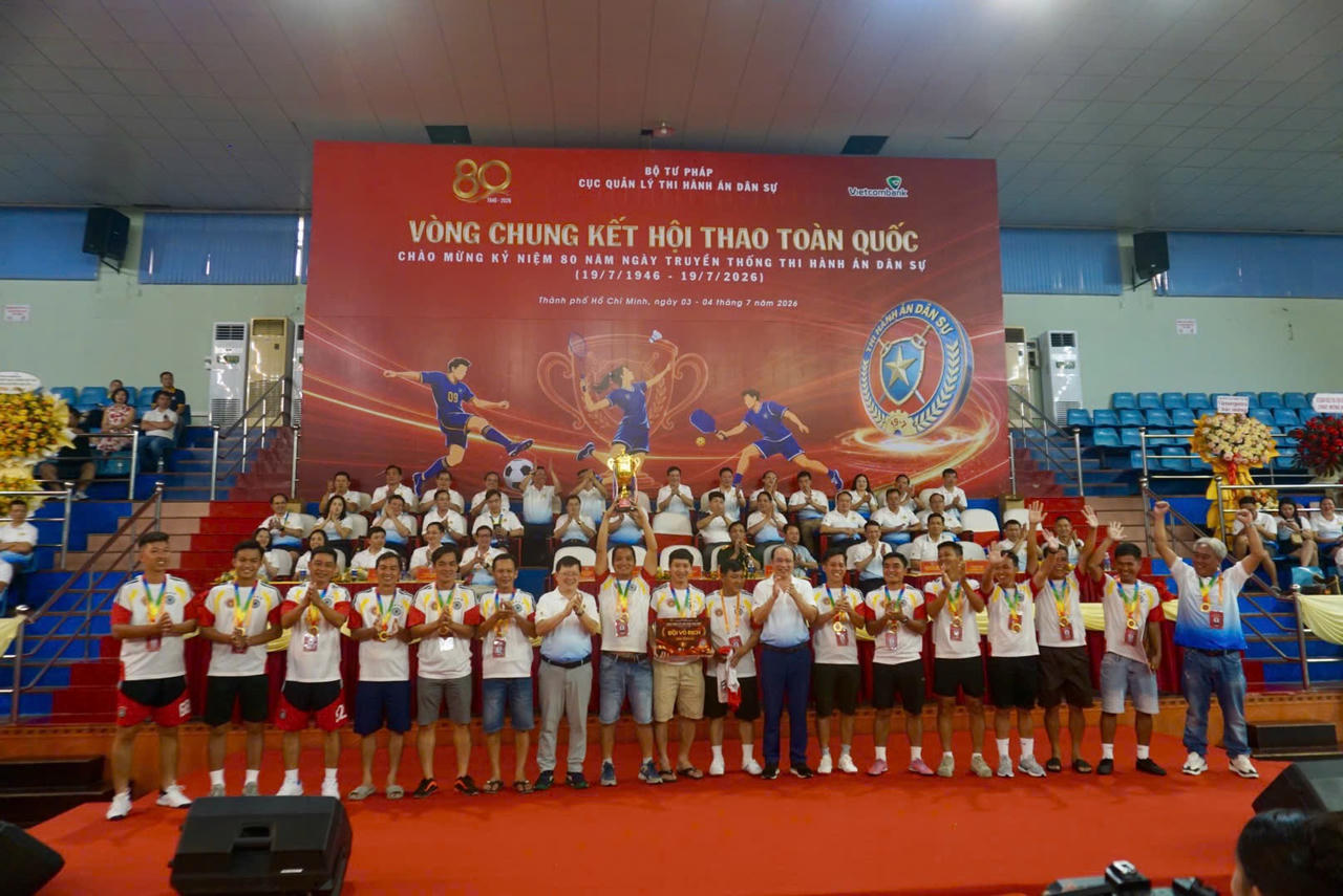 Thứ trưởng Mai Lương Khôi trao huy chương và cúp Vô địch nội dung bóng đá Nam cho Chi cục THADS An Giang.
