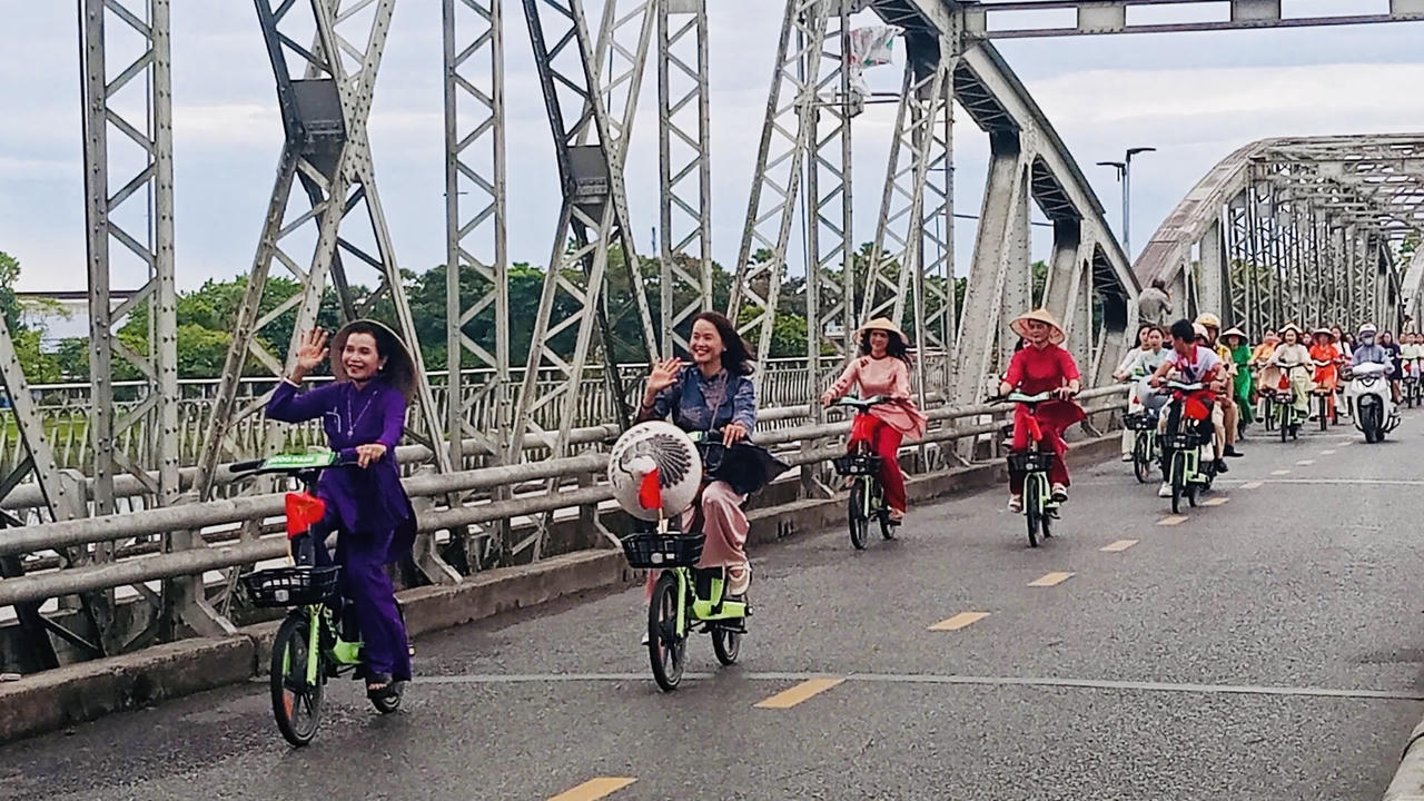 Đoàn ngang qua cầu Trường Tiền.