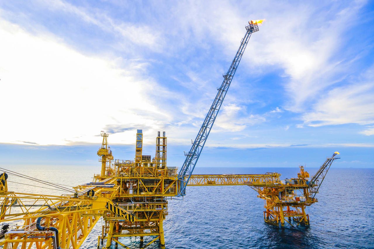 : Ở lĩnh vực thăm dò khai thác, Petrovietnam đặt mục tiêu mở rộng hoạt động E&P quốc tế, thúc đẩy M&A, bảo đảm gia tăng trữ lượng và sản lượng trong dài hạn (Ảnh: Giàn khai thác mỏ Sư Tử Trắng).