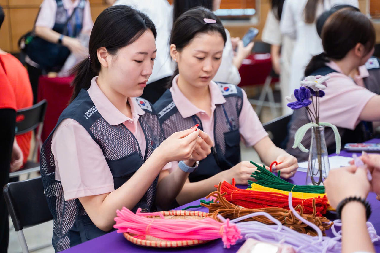 Sinh viên Hàn Quốc hào hứng làm đồ thủ công.
