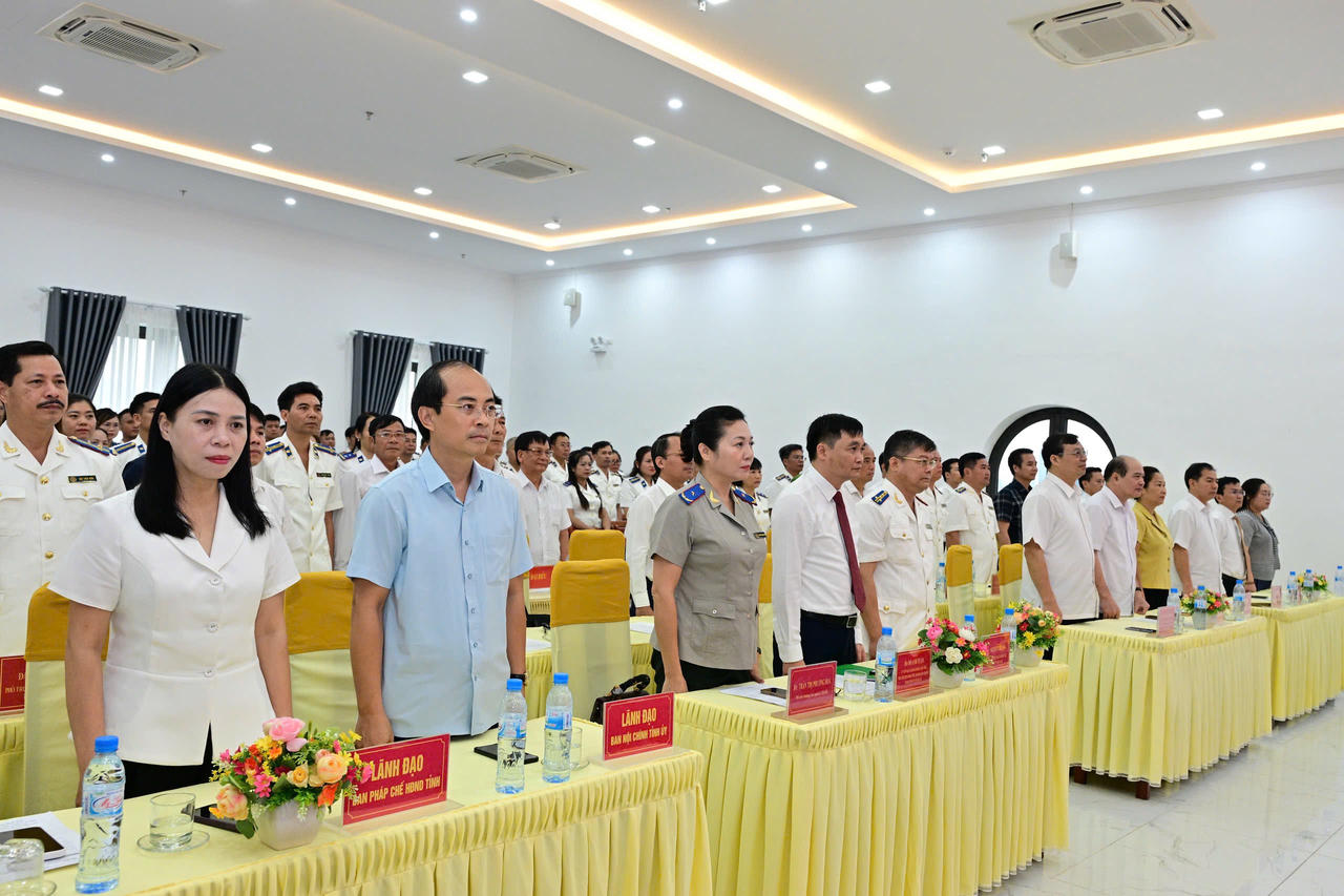 Các đại biểu làm lễ chào cờ tài buổi lễ. (Ảnh : Quang Hoà)