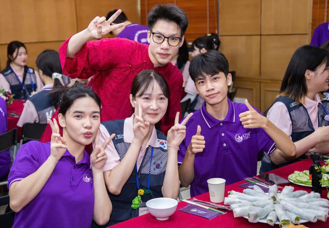 Sinh viên UTM chụp ảnh lưu niệm cùng sinh viên Hàn Quốc.