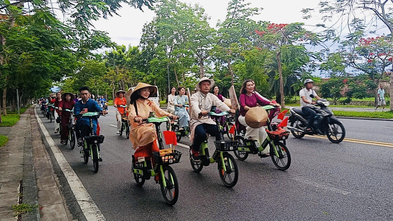 'Áo dài qua phố' lan tỏa thông điệp sống xanh tại Huế