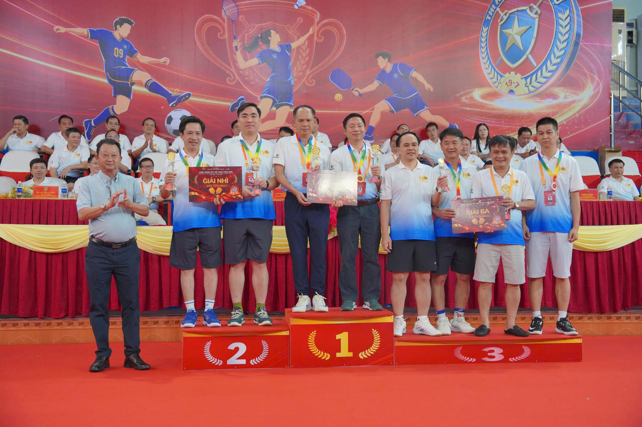 Trao thưởng cho các đội thi đấu giao hữu Lãnh đạo môn pickleball