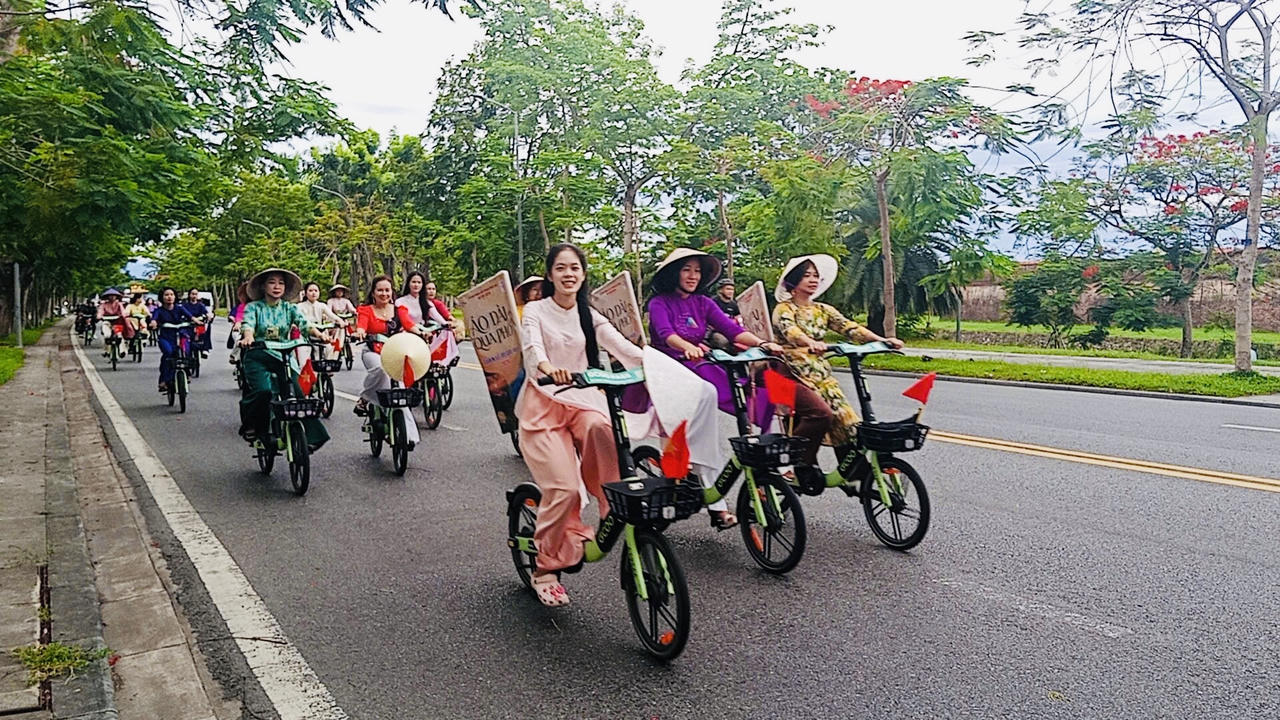 'Áo dài qua phố' lan tỏa thông điệp sống xanh tại Huế