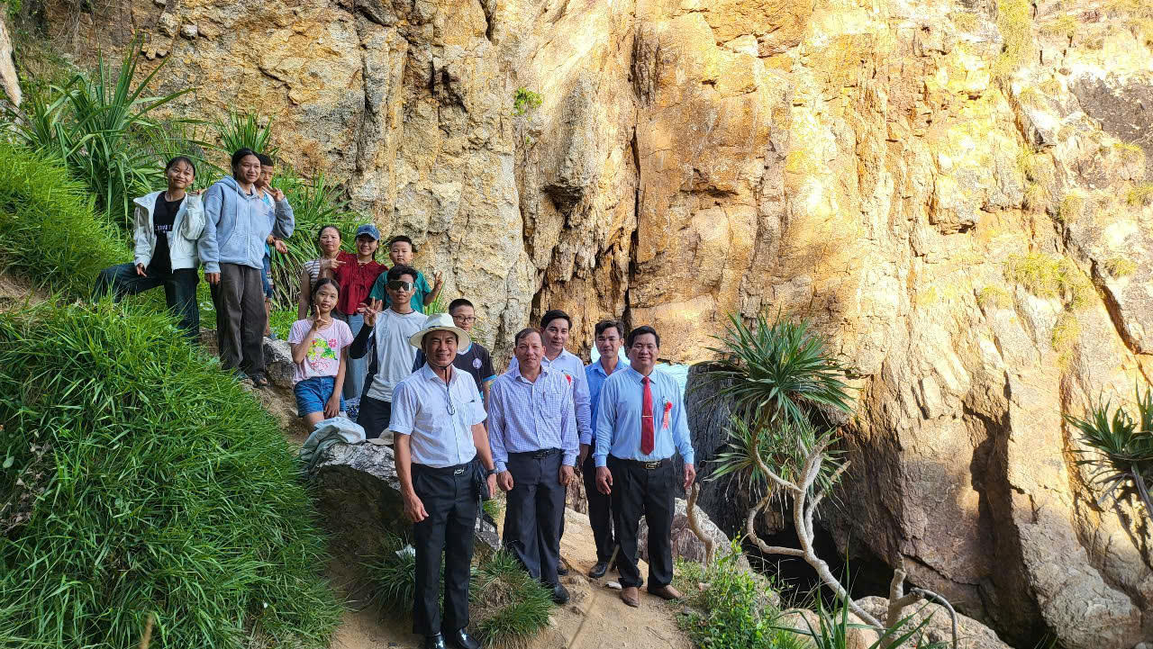 Lãnh đạo và Nhân dân xã Phù Mỹ Đông tham quan mũi Vi Rồng. (Ảnh: Việt Lợi)