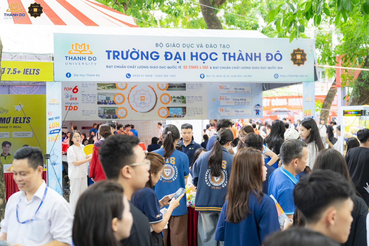 Gian tư vấn của Nhà trường luôn nhộn nhịp với hàng trăm lượt học sinh và phụ huynh đến trao đổi, tìm hiểu về các ngành đào tạo cũng như cơ hội học tập trong môi trường đại học
