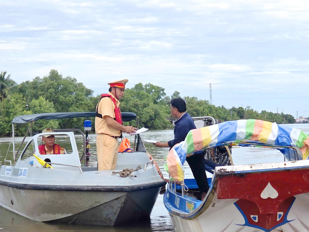 Lực lượng Cảnh sát giao thông đường thủy, Phòng CSGT Công an tỉnh Cà Mau kiểm tra, bảo đảm an toàn phục vụ Lễ tuyên phong Chân phước Linh mục Phanxicô Xaviê Trương Bửu Diệp.