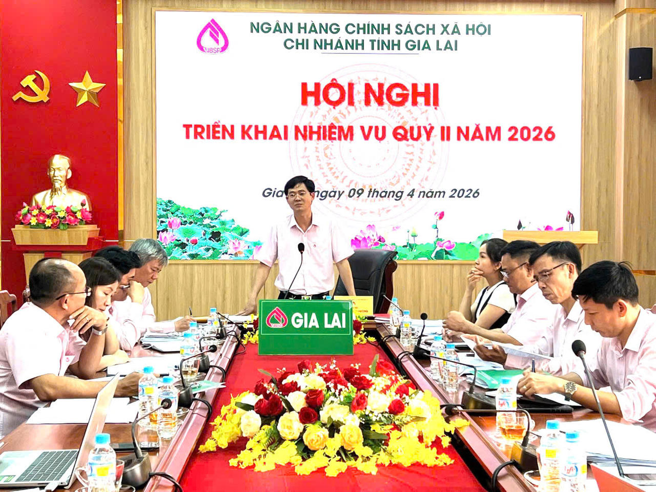 Giám đốc kiêm Bí thư Chi bộ NHCSXH tỉnh Gia Lai - ông Nguyễn Minh Hướng chủ trì cuộc họp giao ban hàng quý của năm 2026 bàn thực hiện nhiệm vụ.