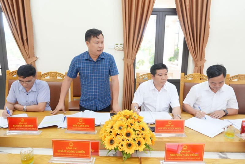 Đồng chí Hứa Mạnh Sơn - Giám đốc Ban Quản lý dự án xã Hoàng An báo cáo tại hội nghị (Ảnh: Trang TT xã Hoàng An).