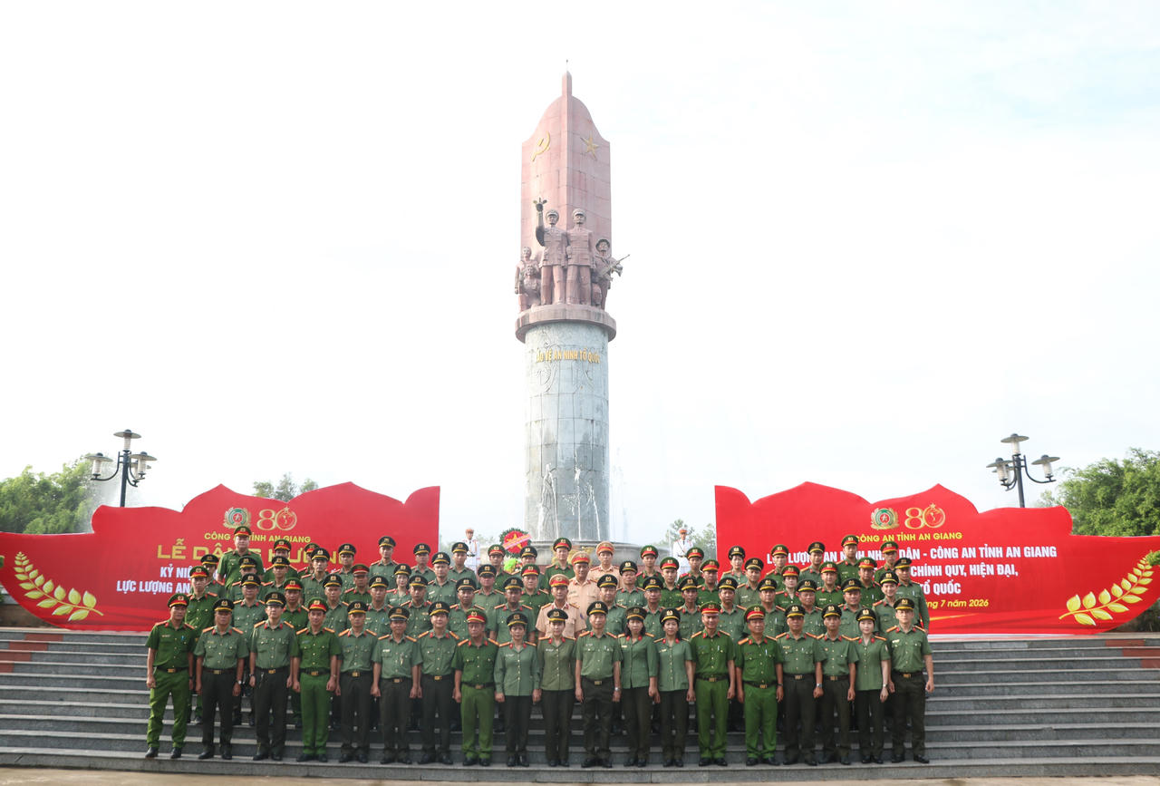 Công an tỉnh An Giang dâng hương tưởng niệm nhân kỷ niệm 80 năm Ngày truyền thống lực lượng An ninh nhân dân
