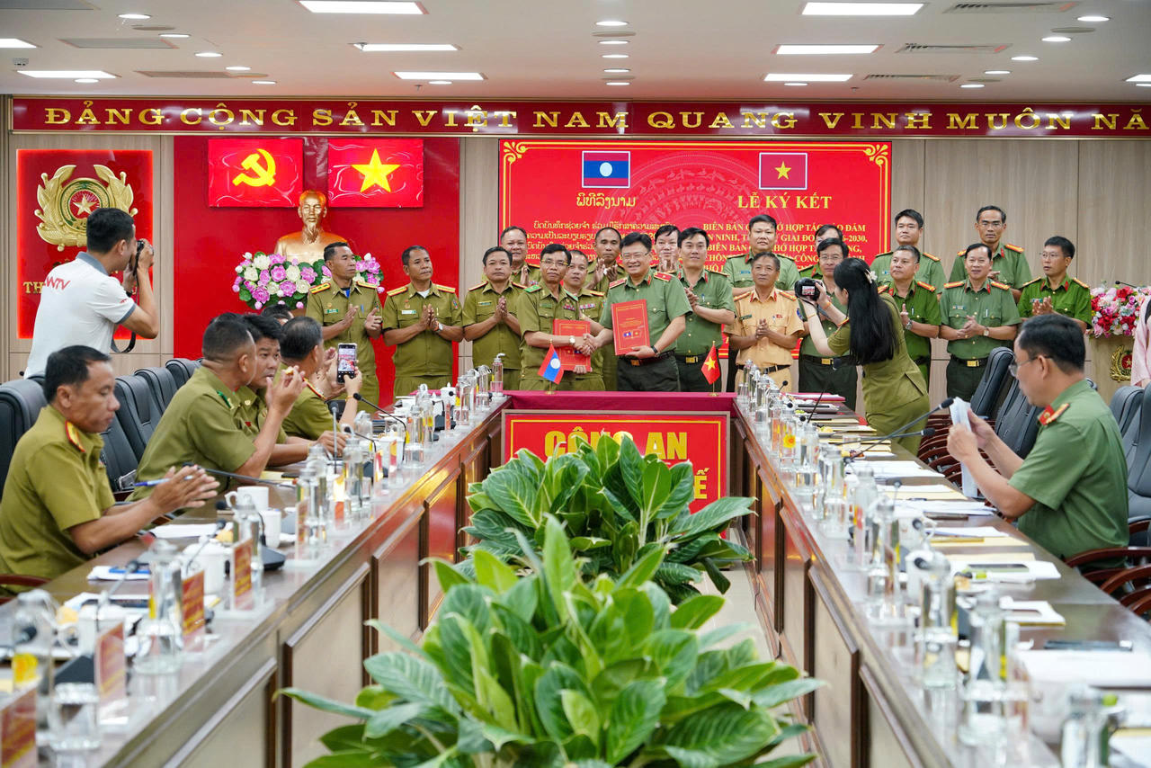 Công an TP Huế và Công an hai tỉnh Salavan, Sê Kông (nước Lào) ký kết hợp tác bảo đảm an ninh, trật tự giai đoạn mới