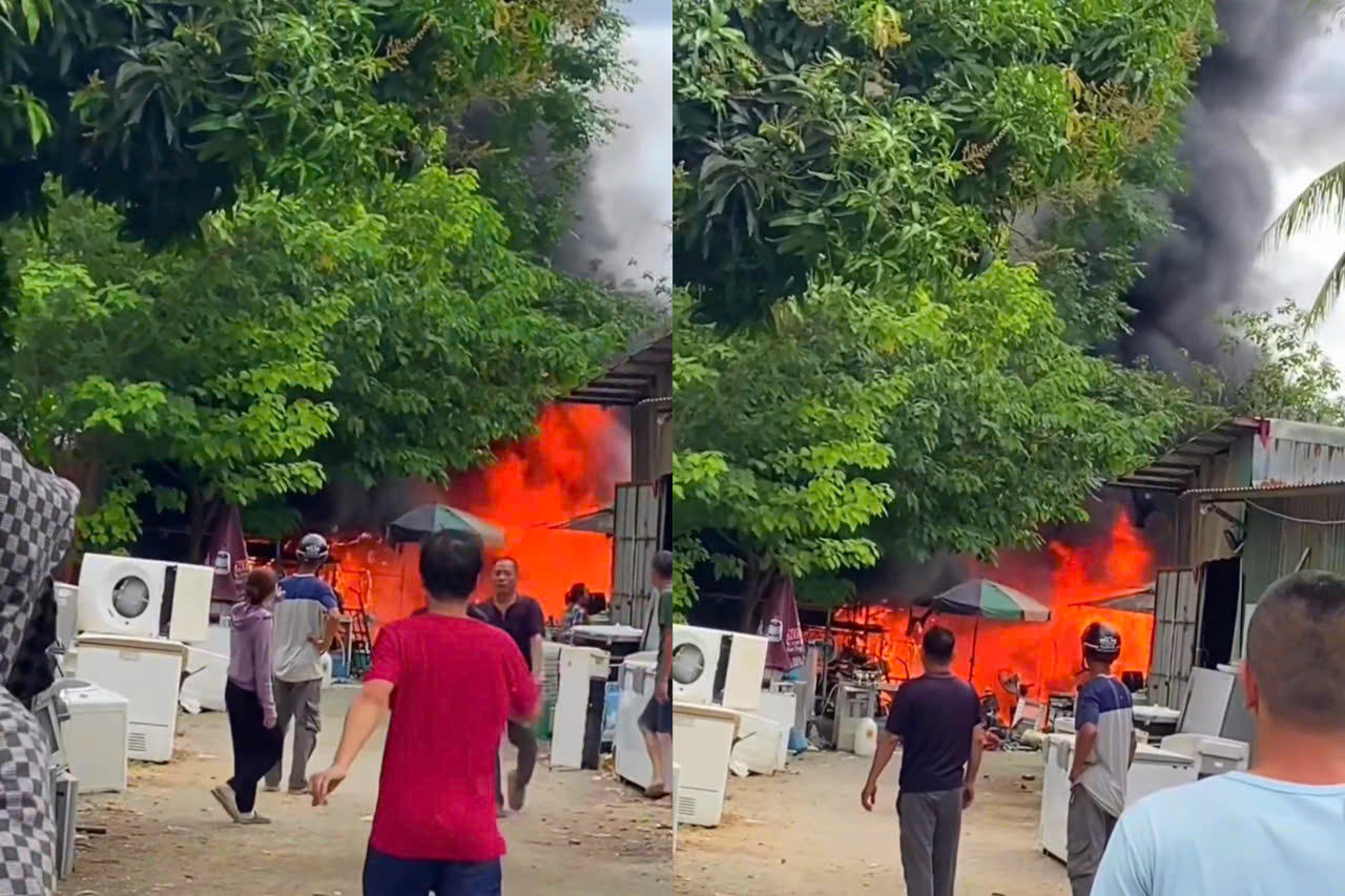 Cháy kho phế liệu cạnh chung cư ở Nghệ An