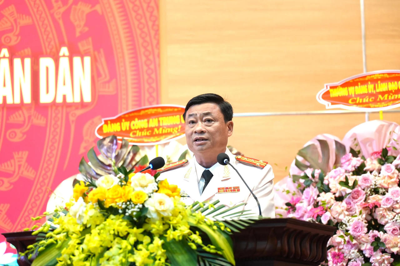 Đại tá Lê Văn Hóa, Phó Giám đốc Công an tỉnh trình bày diễn văn kỷ niệm 80 năm Ngày truyền thống lực lượng An ninh nhân dân.