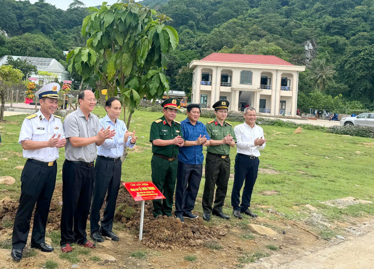 Ông Lê Hoài Trung (thứ ba từ trái sang), cùng đoàn công tác và lãnh đạo tỉnh Cà Mau trồng cây lưu niệm tại đảo Hòn Khoai.