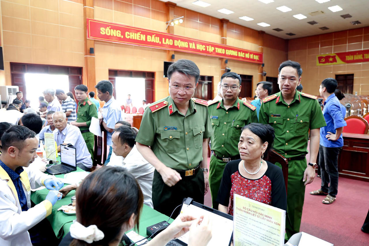 Thiếu tướng Nguyễn Minh Tuấn, Giám đốc Công an tỉnh Phú Thọ động viên lực lượng đang trực tiếp thực hiện nhiệm vụ.
