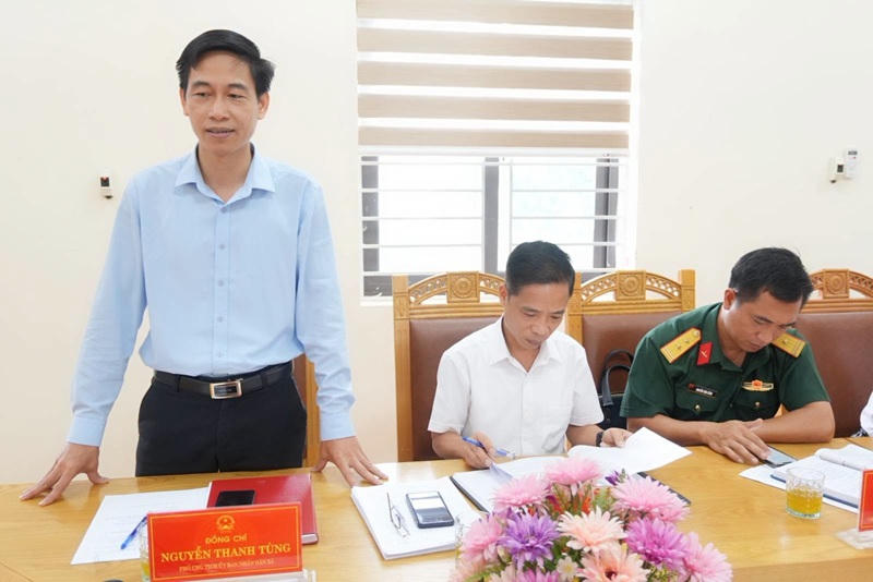 Đồng chí Nguyễn Thanh Tùng, Ủy viên Ban Thường vụ Đảng ủy, Phó Chủ tịch UBND xã phát biểu tại hội nghị (Ảnh: Trang TT xã Hoàng An).