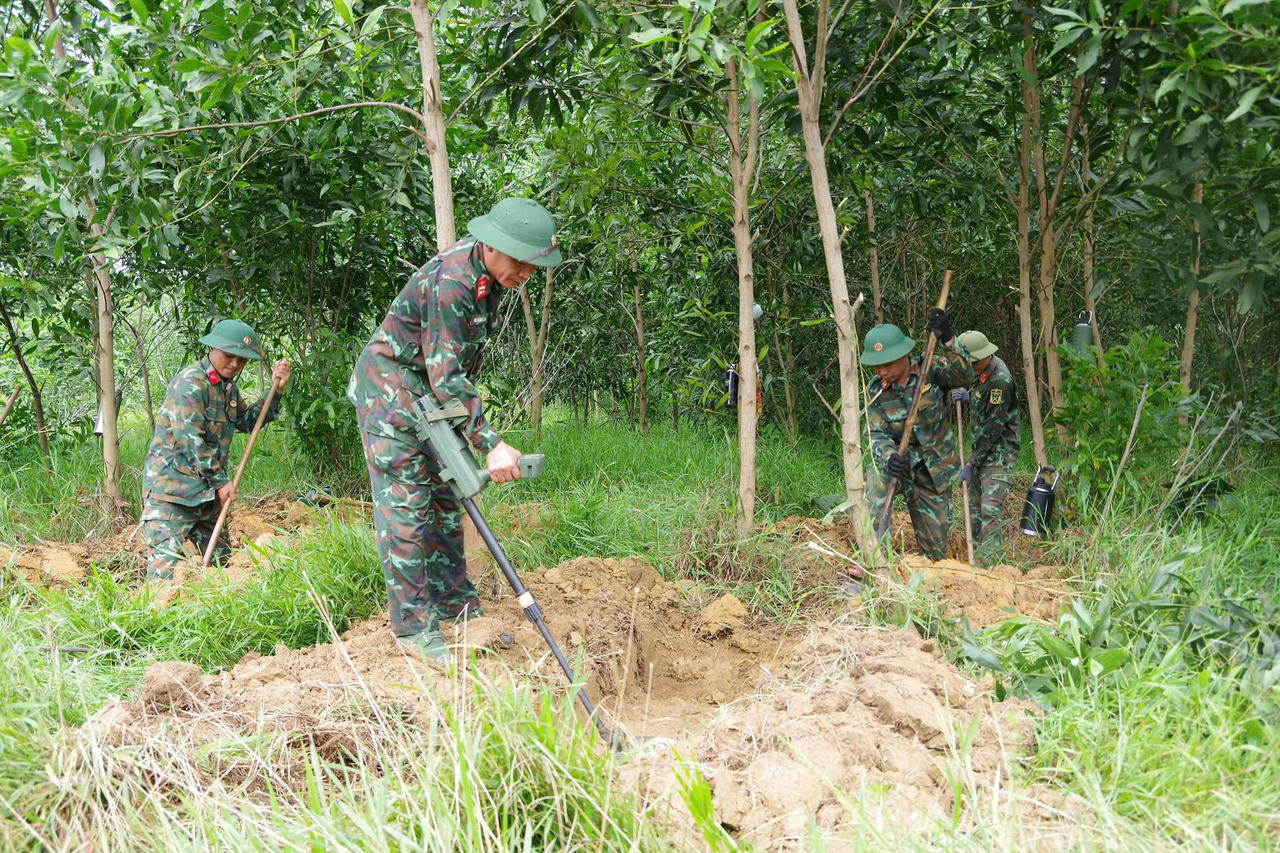 Đội Quy tập 584, Phòng Chính trị, Bộ CHQS tỉnh đang tiến hành tìm kiếm, quy tập các hài cốt liệt sĩ tại khu vực Câu Nhi, thôn Nam Chánh, xã Nam Hải Lăng, tỉnh Quảng Trị.