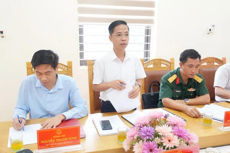 Đại diện các phòng, ban chuyên môn báo cáo tại hội nghị (Ảnh: Trang TT xã Hoàng An).