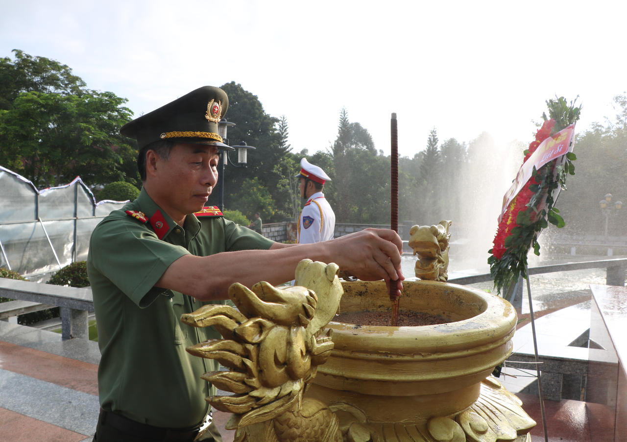 Đại tá Đào Hải Đăng, Phó Giám đốc Công an tỉnh 
dâng hương, dâng hoa tại Đài tưởng niệm các anh hùng liệt sĩ