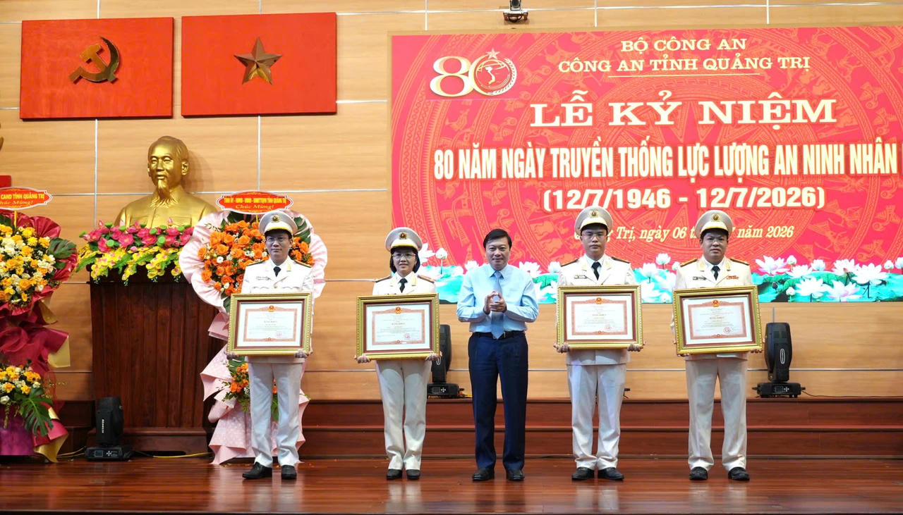 Thừa ủy quyền, Chủ tịch UBND tỉnh Quảng Trị Lê Hồng Vinh trao Bằng khen của Thủ tướng Chính phủ cho các cá nhân.