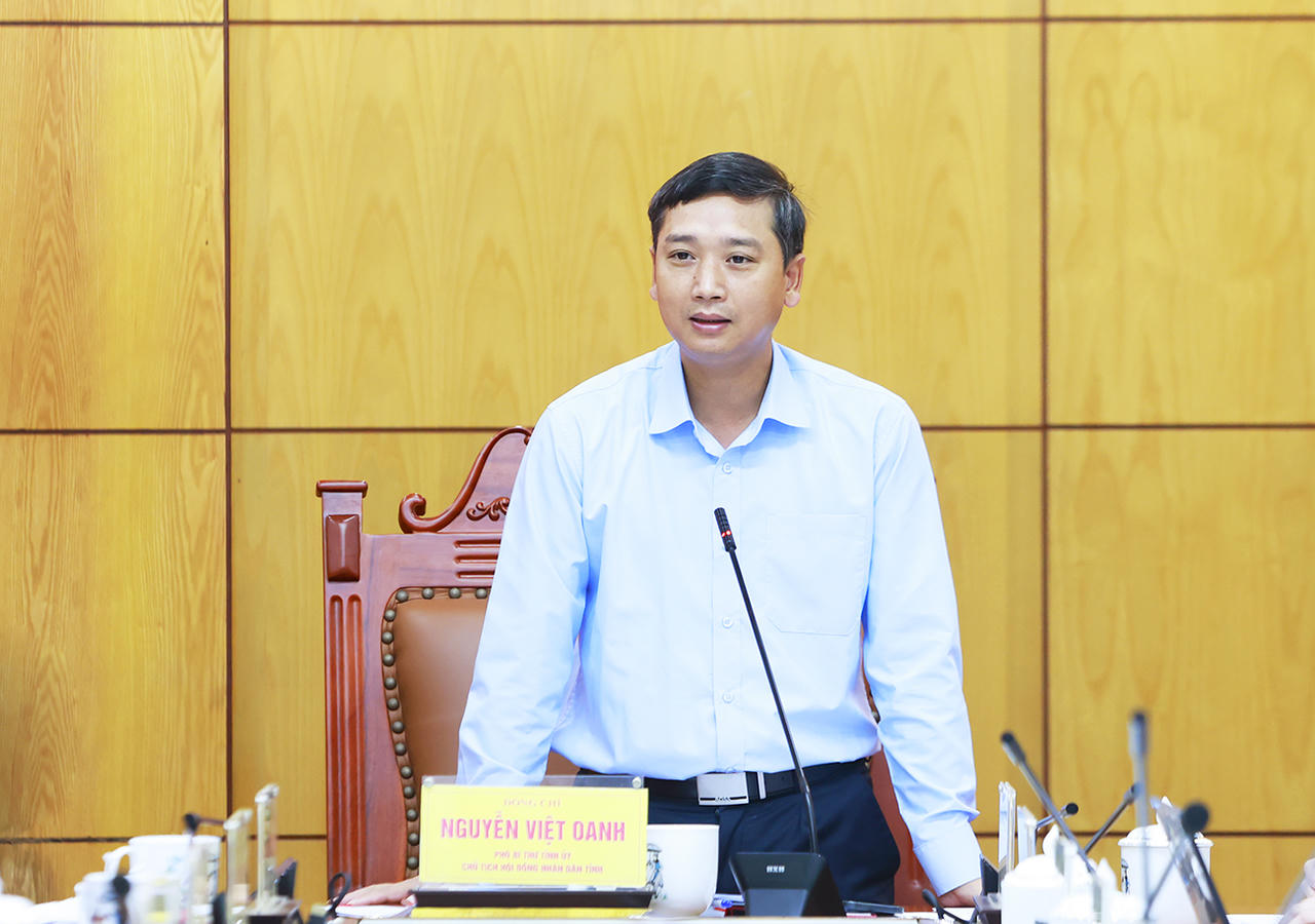 Chủ tịch HĐND tỉnh Nguyễn Việt Oanh phát biểu tại hội nghị