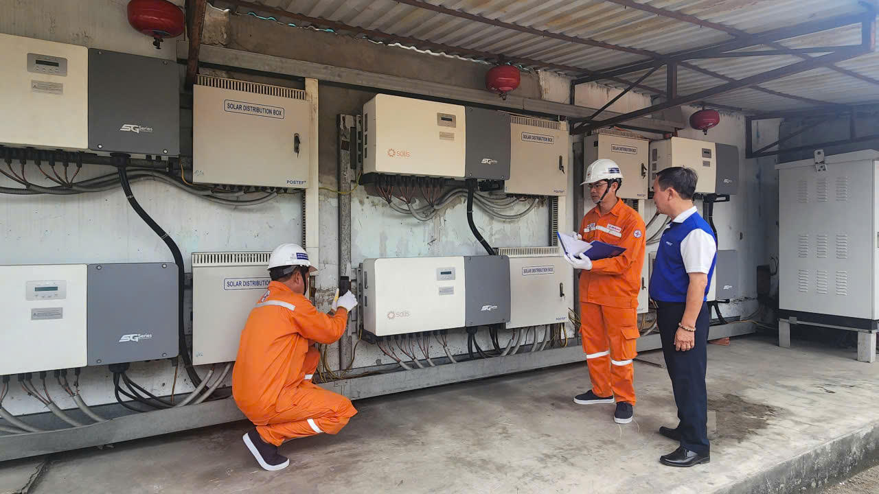Nhân viên EVNHCMC thường xuyên theo giỏi, hỗ trợ khách hàng trong công tác đấu nối ĐMTMN vào hệ thống điện quốc gia