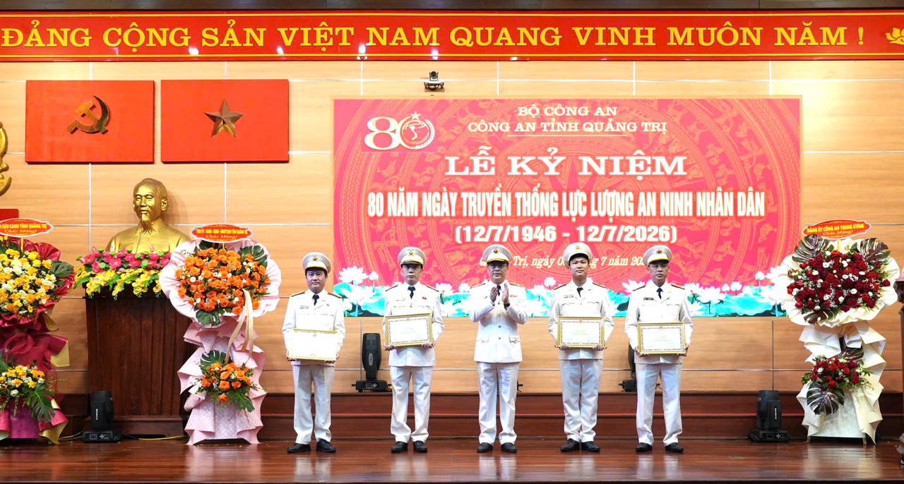 Thiếu tướng Nguyễn Thanh Liêm, Giám đốc Công an tỉnh Quảng Trị trao Bằng khen của Bộ trưởng Bộ Công an và Chủ tịch UBND tỉnh cho các tập thể, cá nhân.
