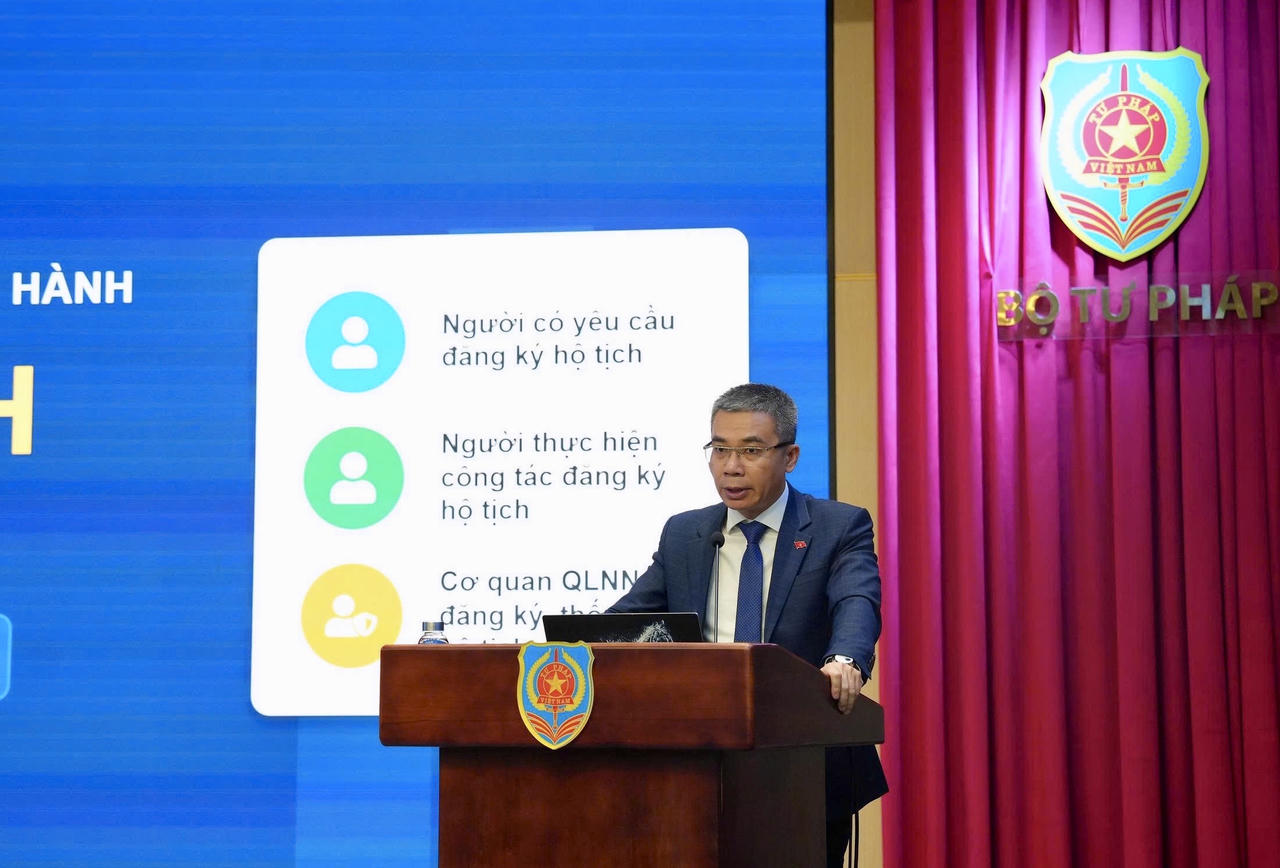 Phó Cục trưởng Cục Hành chính tư pháp Nhâm Ngọc Hiển phát biểu