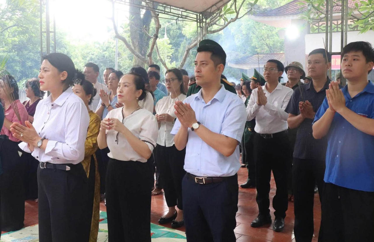 Phường Lào Cai tổ chức dâng hương và động thổ lấy mẫu hài cốt liệt sĩ để giám định ADN