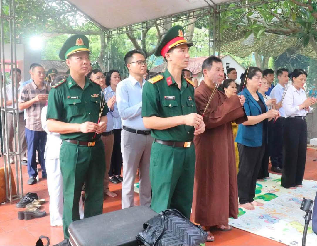 Các đại biểu đã dâng hoa, dâng hương, dành phút mặc niệm tưởng nhớ và bày tỏ lòng biết ơn sâu sắc đối với các Anh hùng liệt sĩ