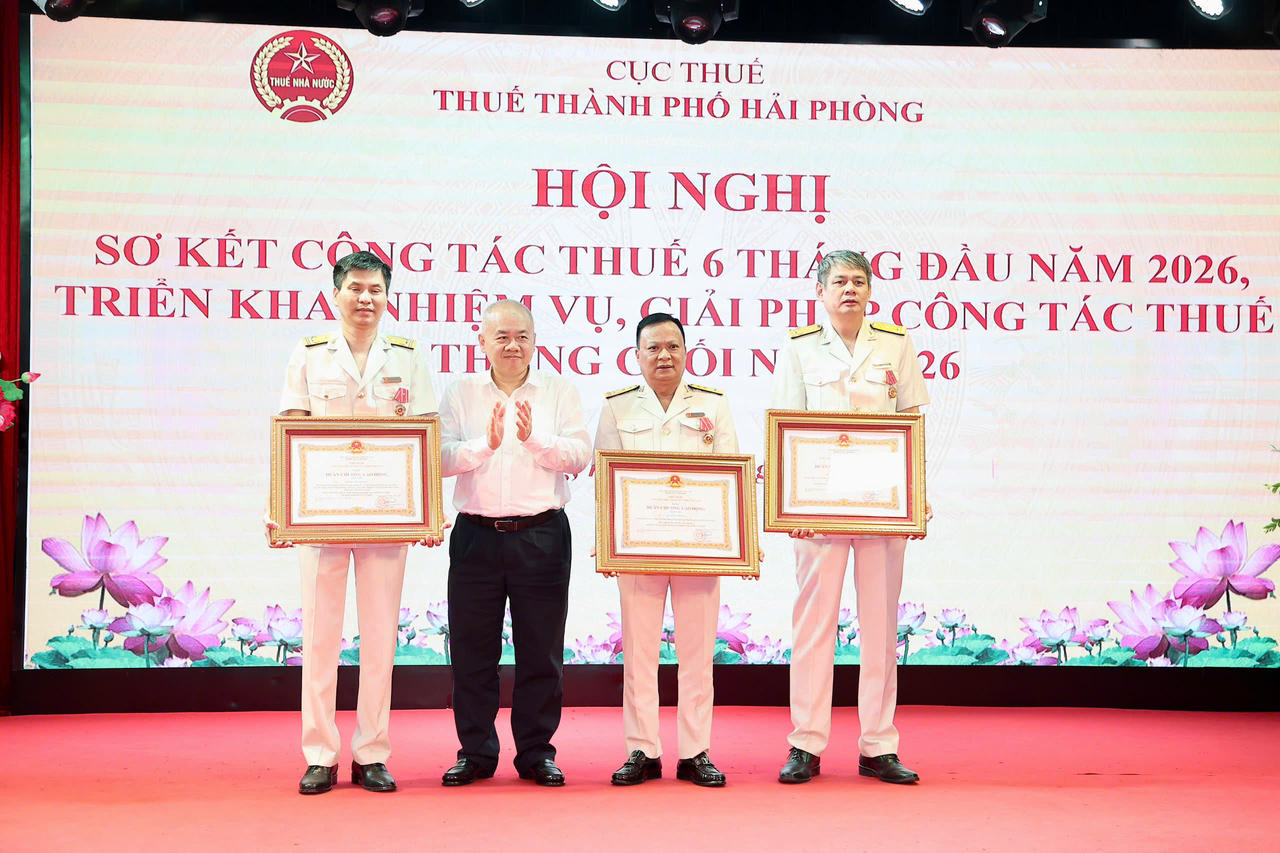 Trao tặng Huân chương Lao động hạng Ba cho 03 cá nhân.