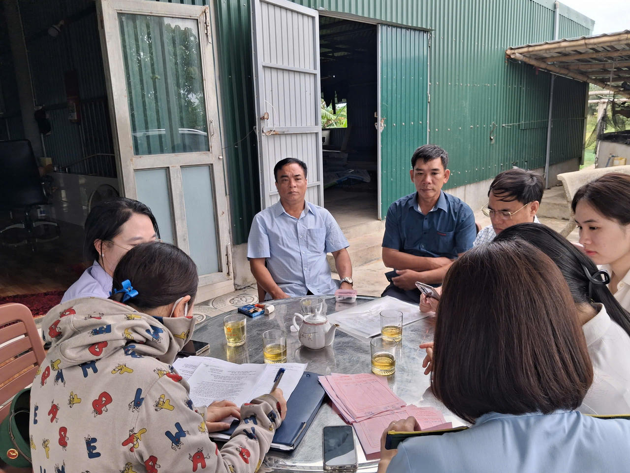 Đoàn kiểm tra liên ngành phường Bắc Gianh làm việc với đơn vị liên quan để xác minh nguồn gốc số cát tập kết tại khu vực dự án.