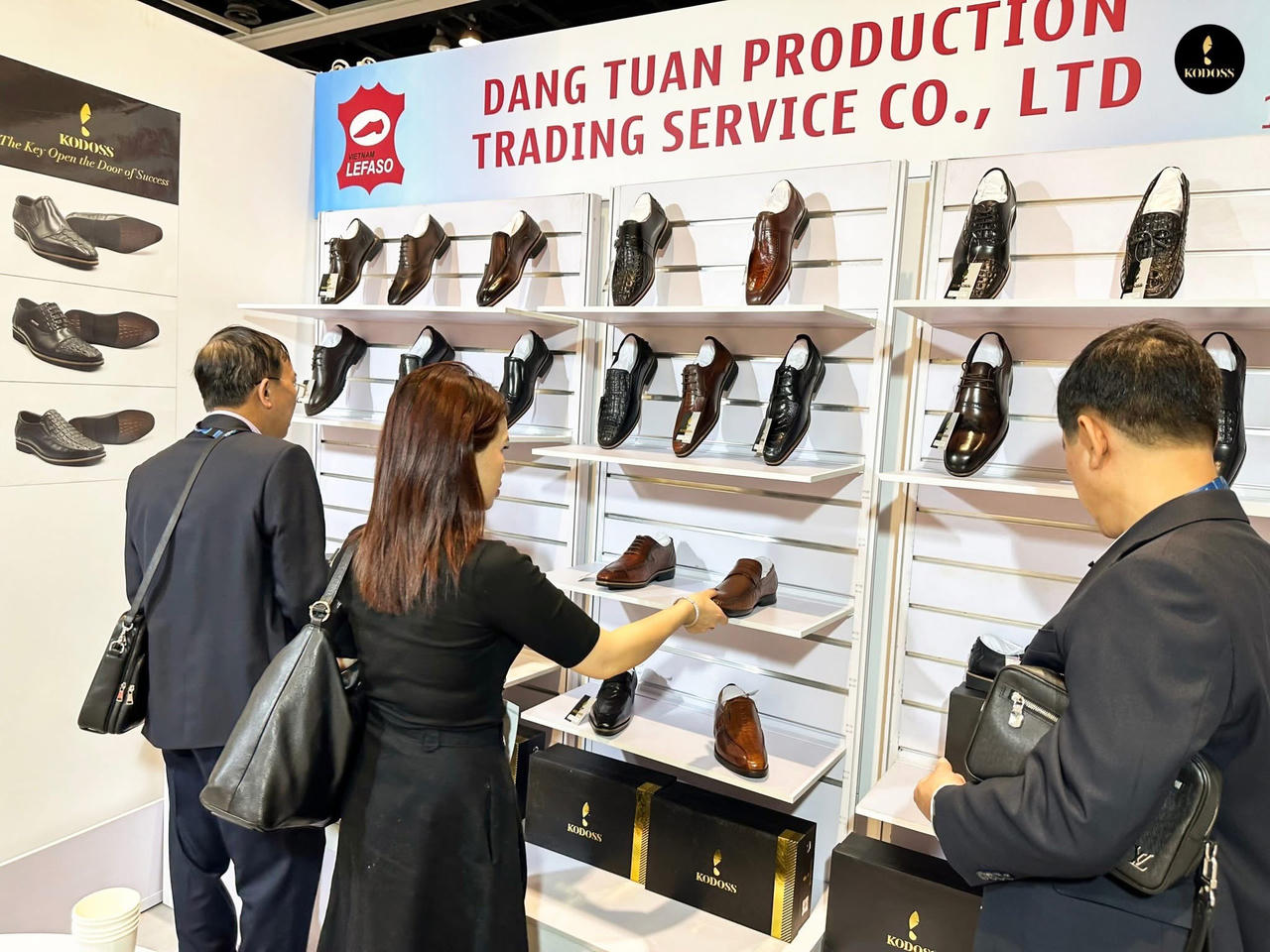 Khách tham quan tìm hiểu các sản phẩm giày da mang thương hiệu Giày Tuấn và KODOSS.