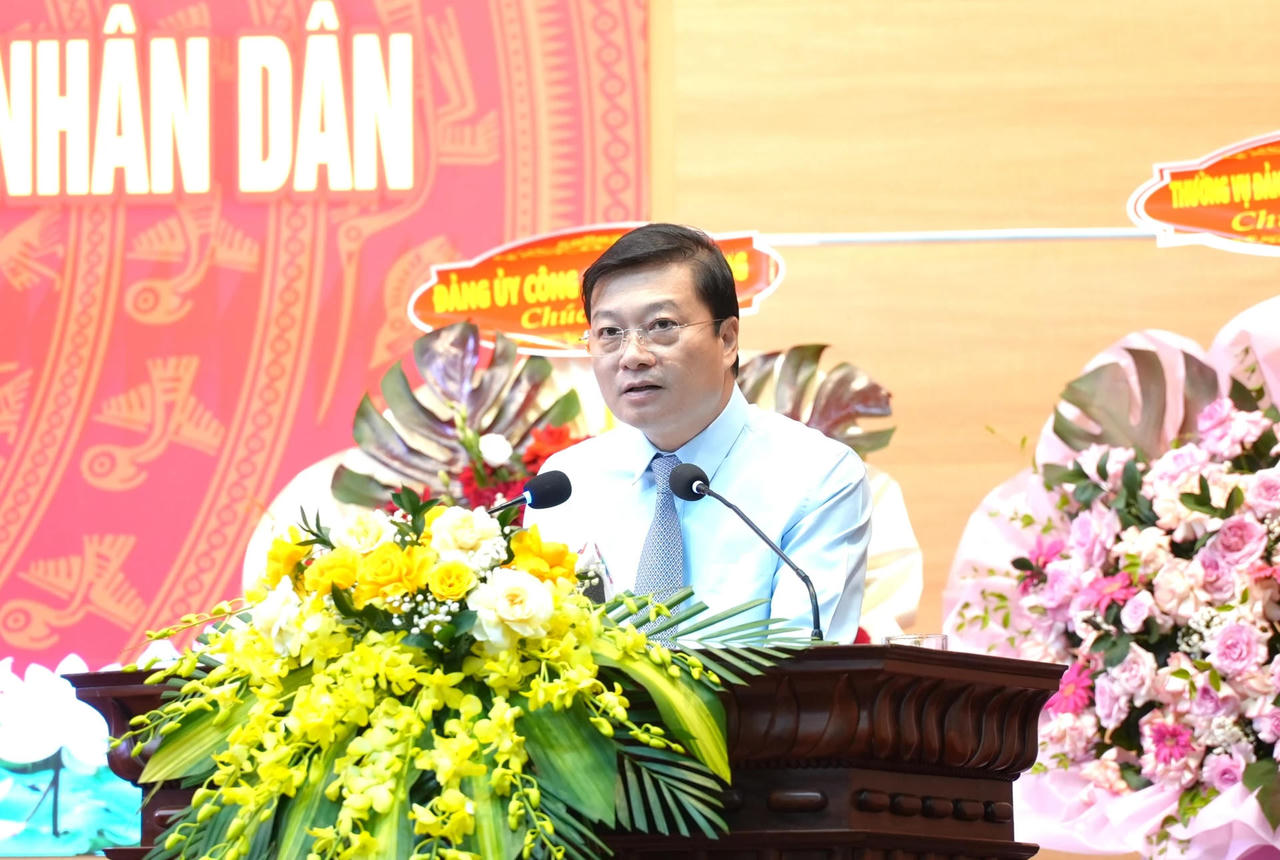 Chủ tịch UBND tỉnh Lê Hồng Vinh biểu dương những chiến công, thành tích của lực lượng An ninh Công an tỉnh.