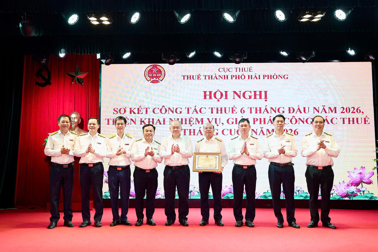 Trao tặng Bằng khen của Chủ tịch UBND thành phố cho tập thể Thuế thành phố. 
