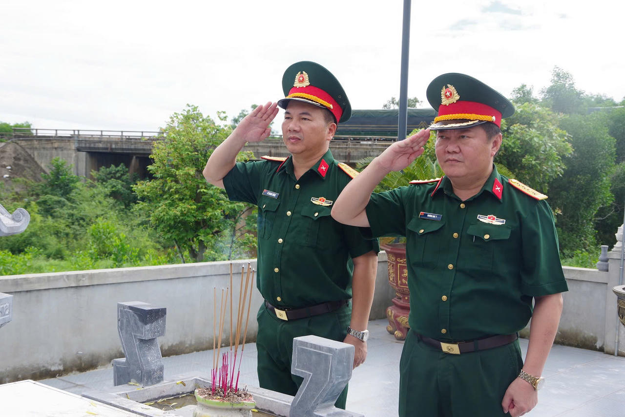 Đoàn công tác Bộ CHQS tỉnh đã đến dâng hương, dâng hoa tưởng niệm các Anh hùng liệt sĩ tại Đền thờ Liệt sĩ Trung đoàn 88, Sư đoàn 308 ở khu vực Câu Nhi, thôn Nam Chánh, xã Nam Hải Lăng, tỉnh Quảng Trị.
