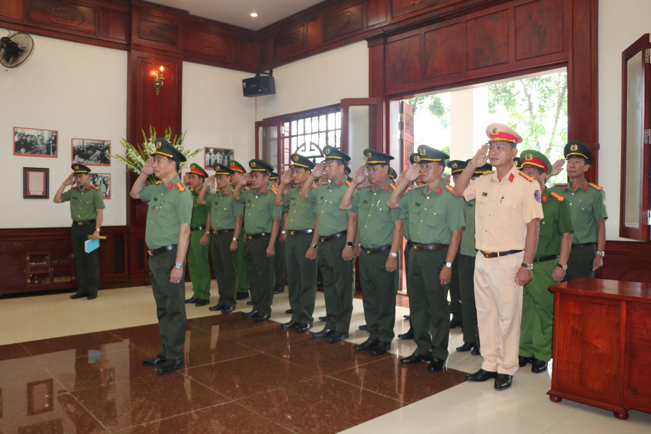 Công an tỉnh An Giang dâng hương tưởng niệm nhân kỷ niệm 80 năm Ngày truyền thống lực lượng An ninh nhân dân
